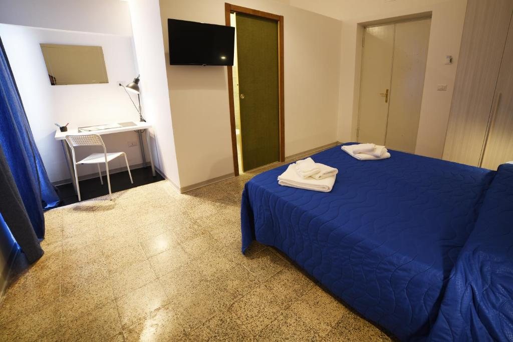 Camera 1 — letto matrimoniale con biancheria chiara e cuscini coordinati