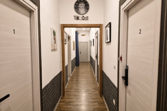 Il corridoio interno con le porte numerate delle camere