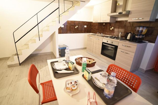 Cucina della struttura allestita per il momento della colazione